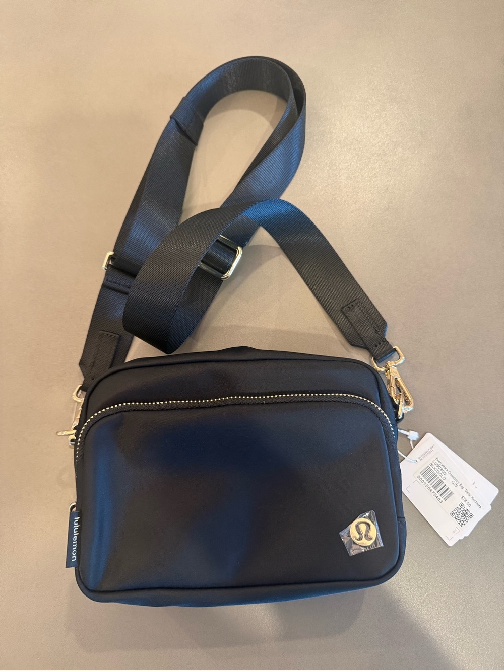 lululemon Everywhere Crossbody Bag 2L *Gold Metal Hardware Black Crossbody Bag